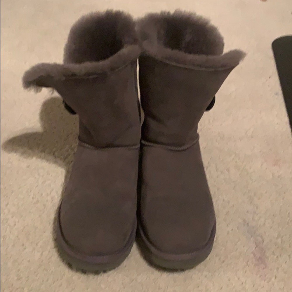 NWOT Grey Bailey button uggs